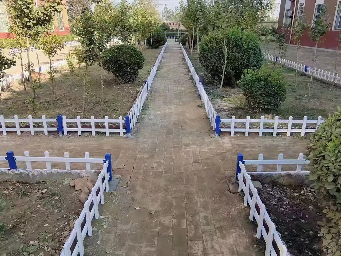 怎么在水泥地面上安裝草坪護(hù)欄?